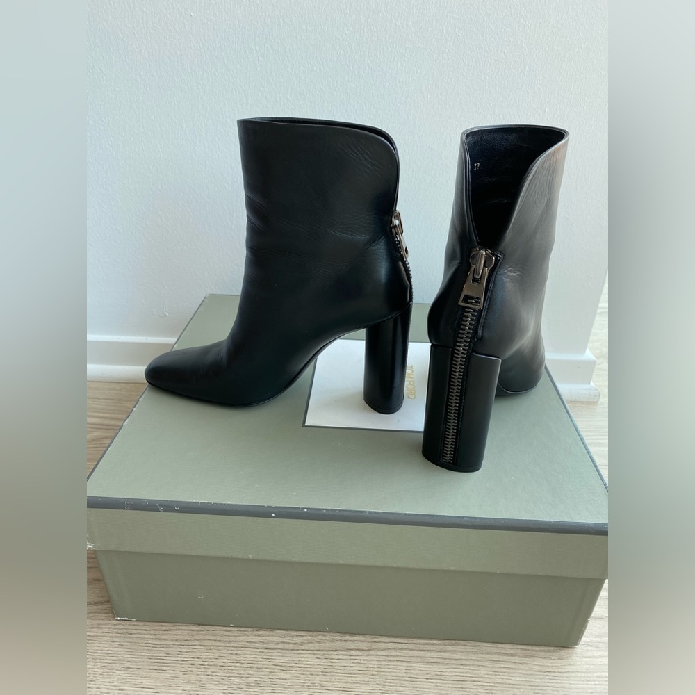 Tom FORD ZIP Ankle Boots. Size 37. Worn twice. Original price $1300 plus tax